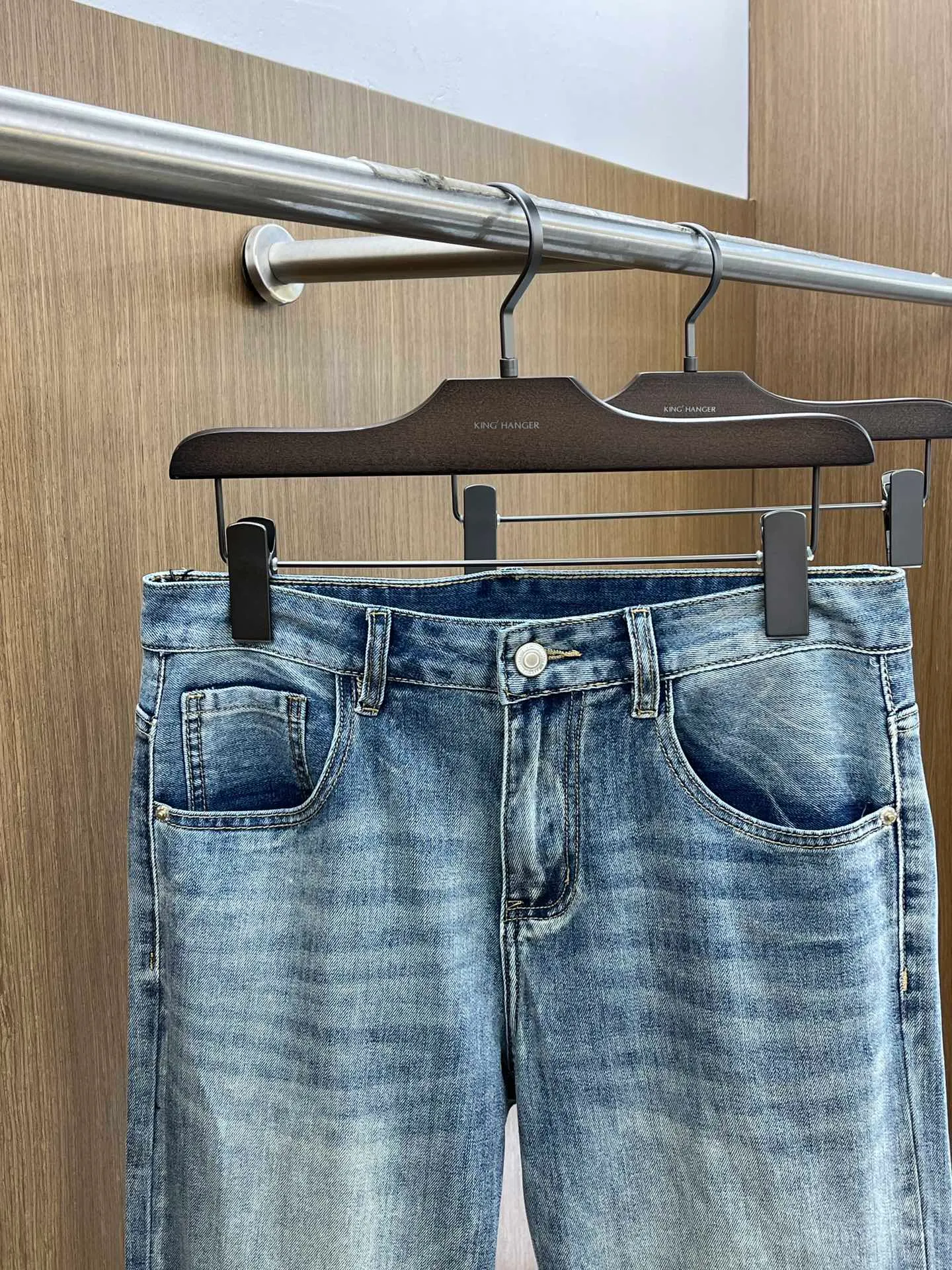 P250 Polo high-end customization 25ss spring and summer new style men's small straight original jeans Early spring new style super soft, stretch fabric, complex handicraft superposition, any washing process will turn into a completely different color effect if you stay for a few seconds longer, so it is more precious, especially durable and taste-resistant... Use the best elastic texture of tannins, genuine leather labels, high-end metal accessories... to create a unique and original jeans style! Original hardware accessories, super correct fit, comfortable and breathable, extremely high-grade, XD counter quality, handsome upper body. Code number: 28-38 no 35 37